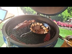 Than củi 22 inch Lò nướng bằng gốm Kamado Bề mặt nhẵn màu xanh BBQ Tay cầm bằng tre